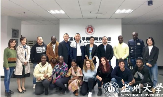 亚洲无码
商学院第一届硕士学位留学生合影.jpg