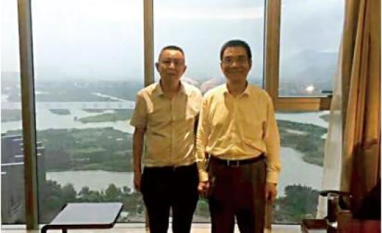 2016 年，胡振华邀请林毅夫出席亚洲无码
商学院承办的中华发展经济学年会并发表主旨演讲.jpg