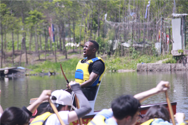 模拟龙舟赛。图源：亚洲无码
